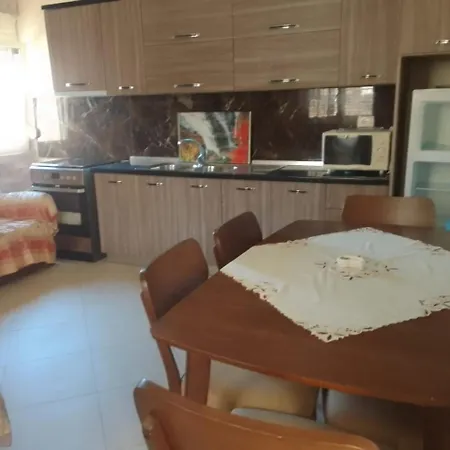 Xhelalit Large Ensuite Privatunterkunft