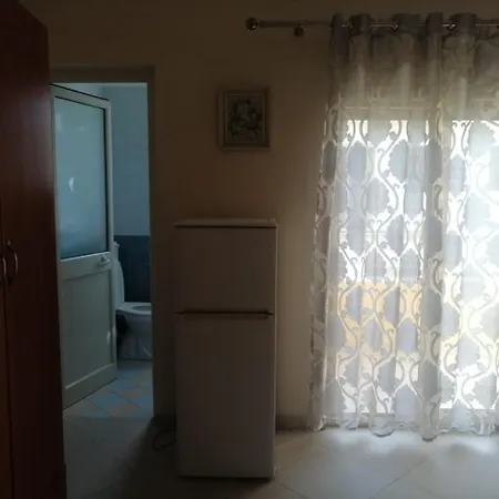 Xhelalit Large Ensuite Homestay *
